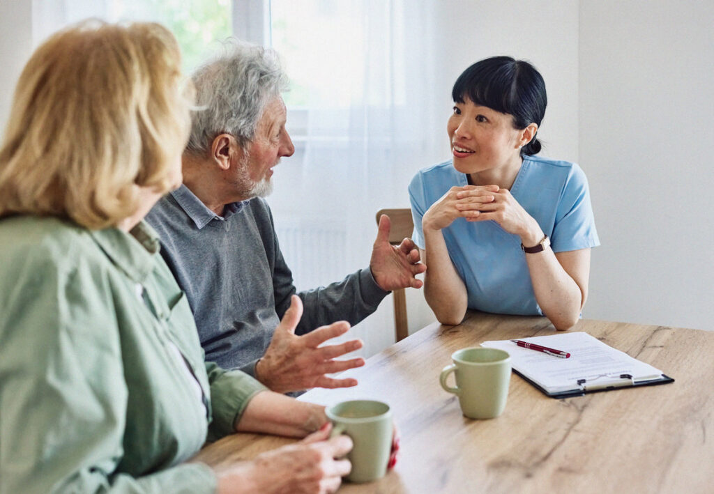 seniors demandant au personnel la raison du refus d'admission